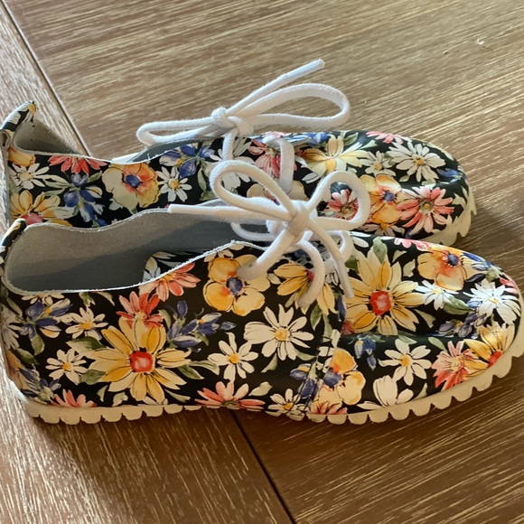 LiLi Collection Floral Leather Tie Oxford Shoes - Picture 4 of 9